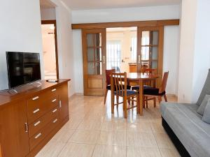 Televízia a/alebo spoločenská miestnosť v ubytovaní Apartamento Deluxe Jardín