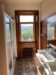 un bagno con due lavandini e una finestra di O'Cottage jardin ad Annonay