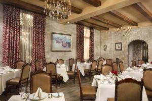 En restaurant eller et andet spisested på Ayres Hotel Manhattan Beach