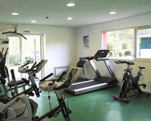 un gimnasio con cintas de correr y bicicletas estáticas en una habitación en Résidence Néméa Les Rives de Saint Brice en Arès