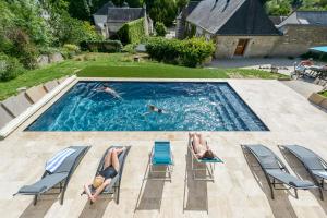 Utsikt mot bassenget på La Closerie Saint-Vincent, chambres d'hôtes Amboise eller i nærheten