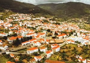 Uma vista geral da montanha ou uma vista da montanha a partir do hotel