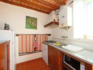 Dapur atau dapur kecil di Apartment Azienda Agricola Piano Rosso-1 by Interhome