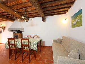 sala de estar con mesa y sofá en Apartment Azienda Agricola Piano Rosso-1 by Interhome, en Marradi