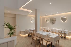 une salle à manger avec des tables et des chaises blanches dans l'établissement Boutique Hotel Cordial La Niña de Vegueta, à Las Palmas de Gran Canaria