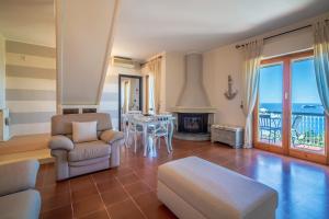 sala de estar con vistas al océano en Casa Lea, en Zoagli