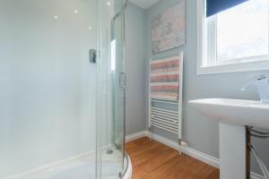 O baie la Scotston Villa - 5 bedroom house with hot tub +53 fotografii