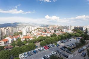 miasto z samochodami zaparkowanymi na parkingu w obiekcie Split apartment w Splicie