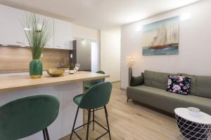 kuchnia i salon z zieloną kanapą w obiekcie Split apartment w Splicie