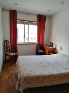 una camera con letto, scrivania e finestra di Rooms São Dinis a Porto
