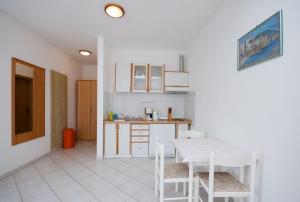 Apartments Branimir في نوفي فينودولسكي: مطبخ مع طاولة وكراسي في غرفة