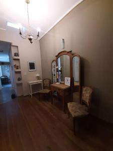 een kamer met een spiegel en een tafel en stoelen bij Apart Boutique Flor de Lis - con cochera- in Santa Fe