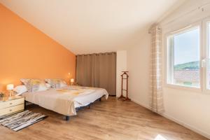1 dormitorio con cama y ventana grande en Can Guillamou, en Serralongue