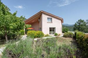 una casa en medio de un jardín en Can Guillamou, en Serralongue