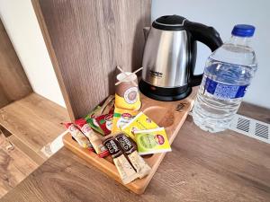 ein Tablett mit Essen, einer Kaffeemaschine und einer Flasche Wasser in der Unterkunft Nira Boutique Hotel in Ankara