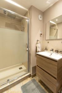 La salle de bains est pourvue d'une douche et d'un lavabo. dans l'établissement L'Escapade à la Banut, à Jallandrieu