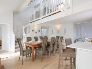 Un comedor con mesa y sillas en Keepers Lodge, Hillfield Village, en Dartmouth