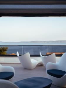 Posedenie v ubytovaní Luxury apartment- balcony- private rooftop and jacuzzi- common pool