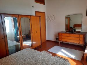 1 dormitorio con 2 camas, tocador y espejo en Casa Valle, en Agrigento