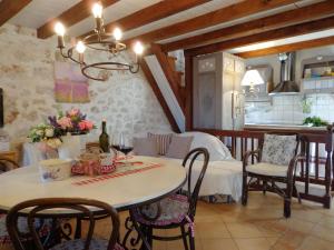 cocina y comedor con mesa y sillas en House Vedrana en Igrane