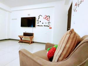 uma sala de estar com uma cadeira e uma televisão em 礁溪幸福民宿Jiaoxi Happy Homestay em Jiaoxi