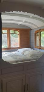 Un pat sau paturi într-o cameră la Roulotte en bois Sud France