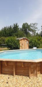 The swimming pool at or close to Roulotte en bois Sud France