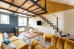 uma sala de estar com um sofá e uma escada em Josianne em Mers-les-Bains