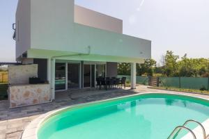 Bazén v ubytování House Villa Ivona nebo v jeho okolí