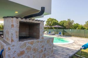 Bazén v ubytování House Villa Ivona nebo v jeho okolí