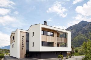 CiardesにあるWaalhof Ferienwohnung Galaの山々を背景にしたモダンな家