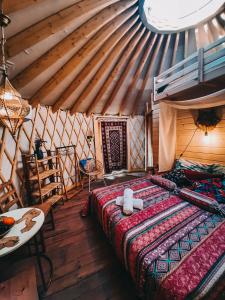 Postel nebo postele na pokoji v ubytování Jurty z widokiem, prywatna balia- DZIKOLAS GLAMPING
