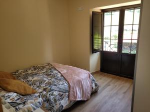 une chambre avec un lit et une fenêtre dans l'établissement Vivienda Rural - Apartamentos La Cueva - Hornedo, à Entrambasaguas