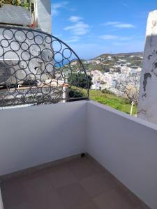 einen Balkon mit Stadtblick in der Unterkunft VisitPonza - La tana di Bacco in Ponza