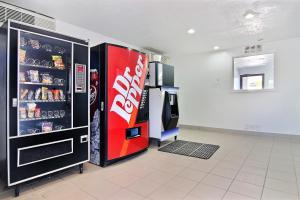 um frigorífico de coca-cola numa loja em Motel 6-Carlsbad, NM em Carlsbad