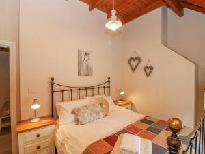 1 dormitorio con 1 cama grande en una habitación en Adelaide's Cottage, en Pickering