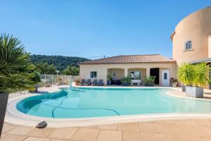 una piscina di fronte a una casa di Maison de 2 chambres avec piscine privee terrasse amenagee et wifi a Montesquieu des Alberes a Montesquieu