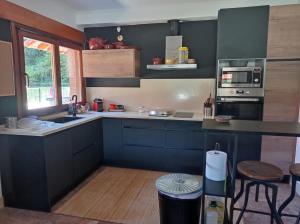 una cucina con armadi blu e piano di lavoro di La Casa Malvarrosa ad Ampuero