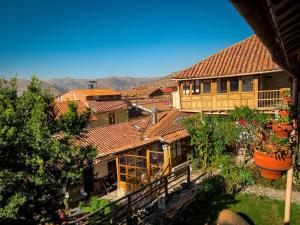 eine Luftansicht eines Hauses mit Bergen im Hintergrund in der Unterkunft El Balcón in Cusco