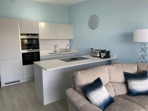 Η κουζίνα ή μικρή κουζίνα στο 3 Woolacombe West - Luxury Apartment at Byron Woolacombe, only 4 minute walk to Woolacombe Beach!