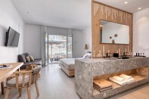 una camera con letto e tavolo da trucco con specchio di Elia Mykonos Resort a Elia Beach