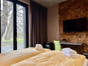 Habitación de hotel con 2 camas y TV de pantalla plana. en Zweirad Hotel Lenne, en Schwerin