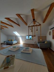 una sala de estar con 2 almohadas en una alfombra azul en Art Apartments en Kotor