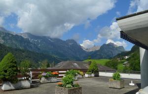 vistas a las montañas desde el patio de una casa en Ferienwohnung Engelberg, en Engelberg