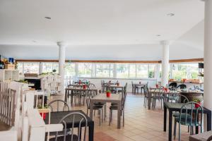 Reštaurácia alebo iné gastronomické zariadenie v ubytovaní Camping Arcobaleno