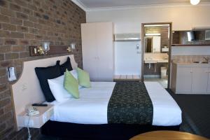 Travellers Rest Motor Inn Swan Hill客房内的一张或多张床位