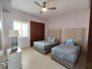 1 dormitorio con cama, sofá y ventana en Mayan Lake Horus en Acapulco