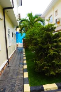Um jardim no exterior de J Gibson Hotel