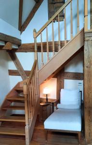 貝格海姆的住宿－La Charpenterie，楼梯下面的白色椅子楼梯