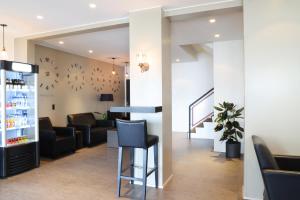 un bar in una sala d'attesa con uno sgabello da bar di Fosshotel Westfjords a Patreksfjörður
